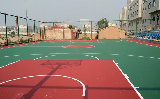 丙烯酸籃球場施工之畫線，按照籃球場尺寸也要根據(jù)現(xiàn)地實際尺寸畫線