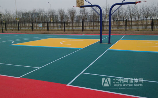 籃球場也是懸浮地板卡通圖案的拼裝，