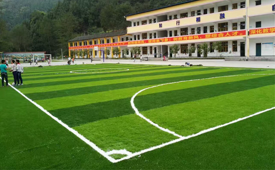 放置在足球場(chǎng)旁邊待用。