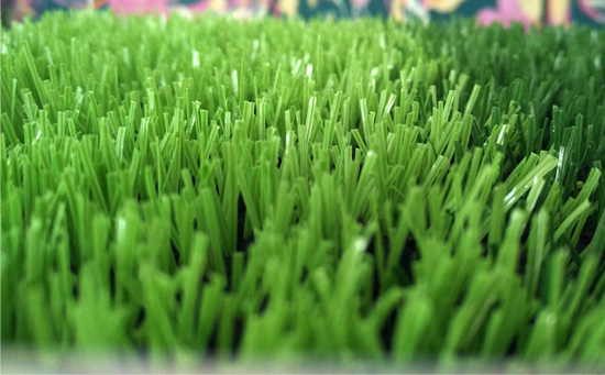 人造草足球場(chǎng)鋪設(shè)完成后，需仔細(xì)檢查各接合區(qū)粘合是否平順