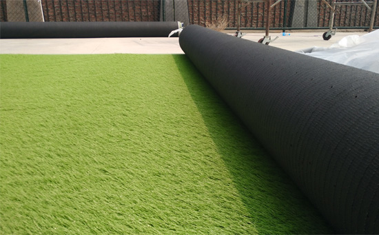 根據(jù)足球場(chǎng)地的需要灑上石英砂和膠粒