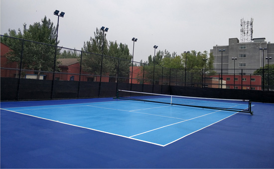 網(wǎng)球場翻新需要針對(duì)不同的網(wǎng)球場面層制訂科學(xué)的翻新方案
