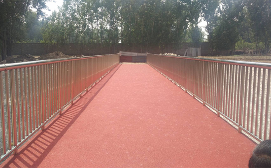 塑膠地面有吸震減震增加回彈力，能夠降低許多運(yùn)動(dòng)時(shí)所造成的不必要傷害