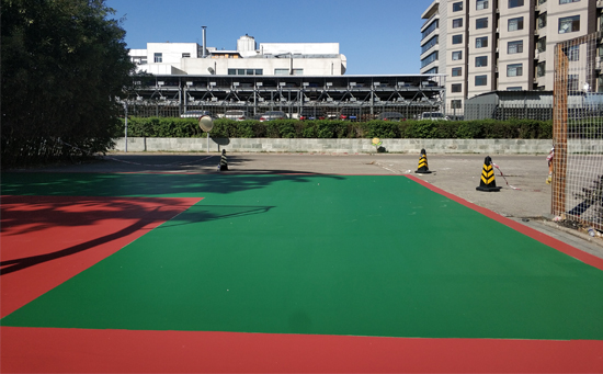 等待劃線(xiàn)的塑膠籃球場(chǎng)圖片