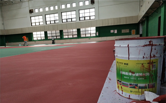 奧茵丙烯酸網(wǎng)球場施工中的材料桶