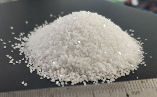 人造草足球場(chǎng)填注石英砂圖片