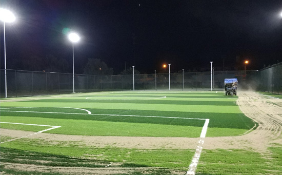 人造草足球場(chǎng)在充砂作業(yè)