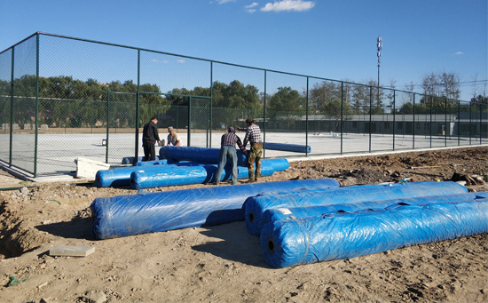 人造草運(yùn)抵足球場(chǎng)內(nèi)