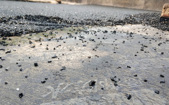 露臺epdm塑膠地面底層顆粒鋪設(shè)