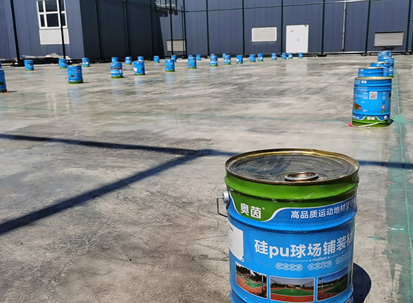 硅pu球場(chǎng)施工中的圖片
