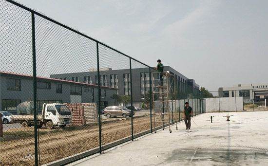 球場圍欄網(wǎng)安裝方法