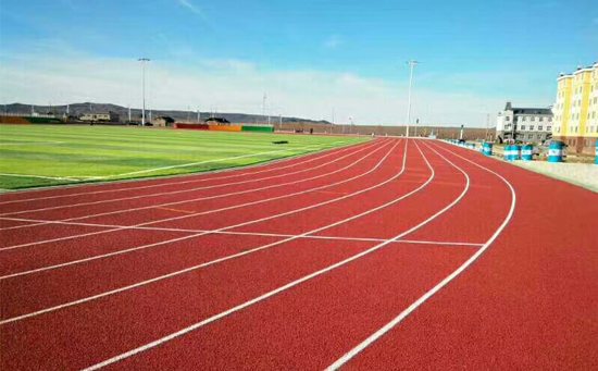 塑膠跑道翻新的施工工藝與塑膠跑道施工工藝有何不同？